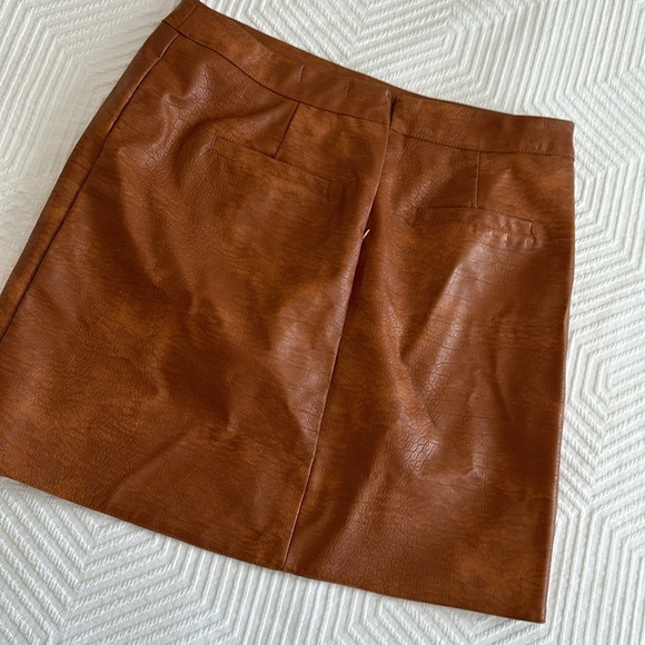 Vegan leather mini skirt - Picture 2 of 3